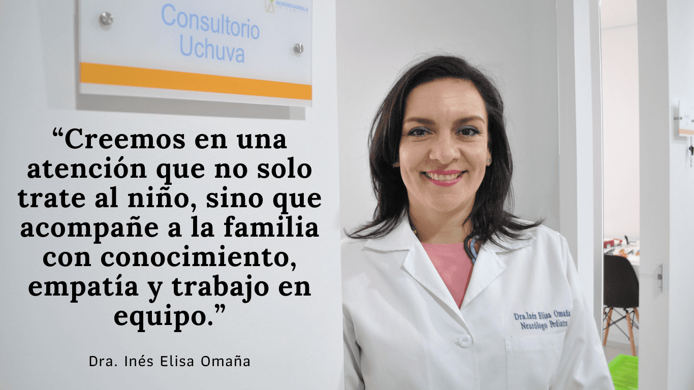 Familia sonriendo en el centro Neurodesarrollo en Familia